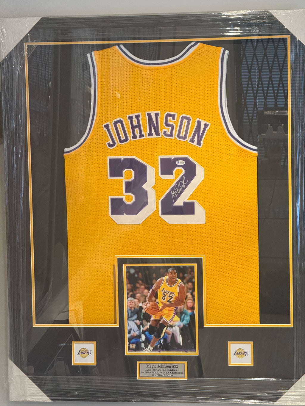 Magic Johnson Signed and authenticated Jersey (Beckett)