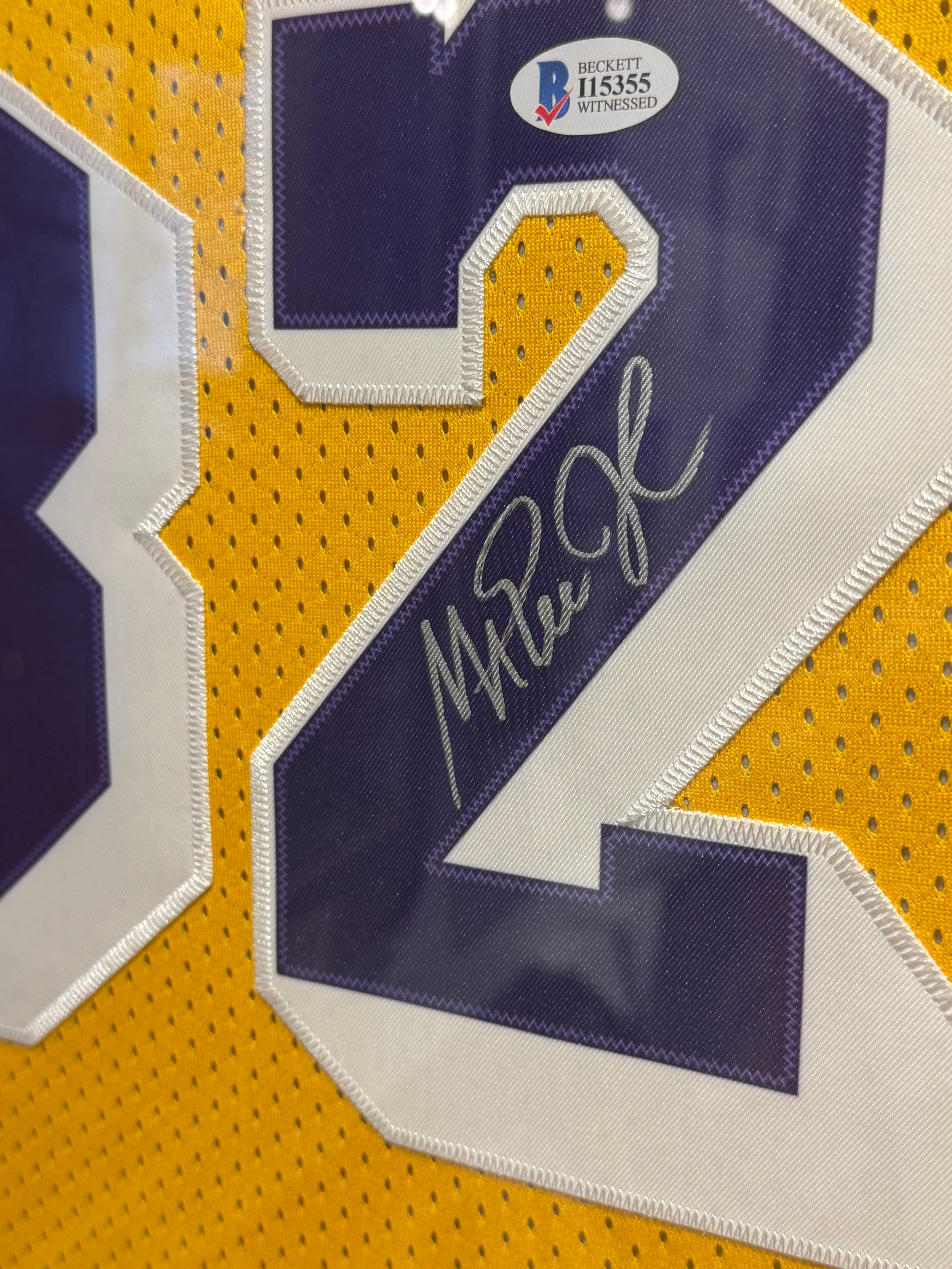 Magic Johnson Signed and authenticated Jersey (Beckett)